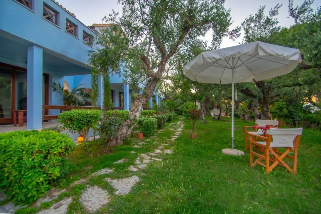 Giardino con ombrellone