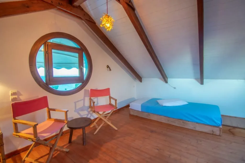 The loft with the round window